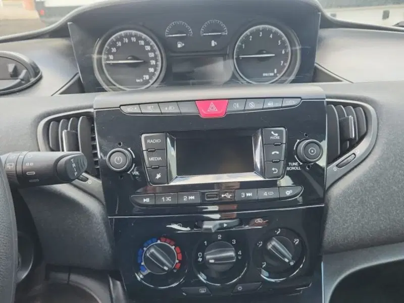 Lancia Ypsilon usata a Roma (9)