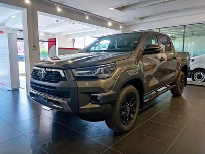 Toyota Hilux 2.8 d-4d 48V double cab Invincible auto nuova a Vicenza