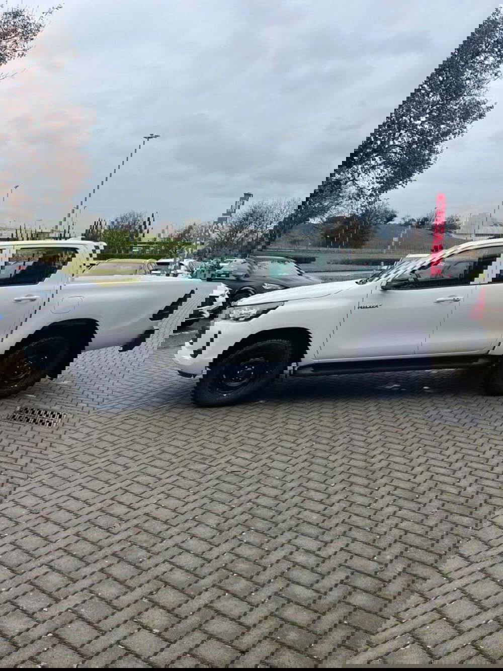 Toyota Hilux nuova a Perugia (2)