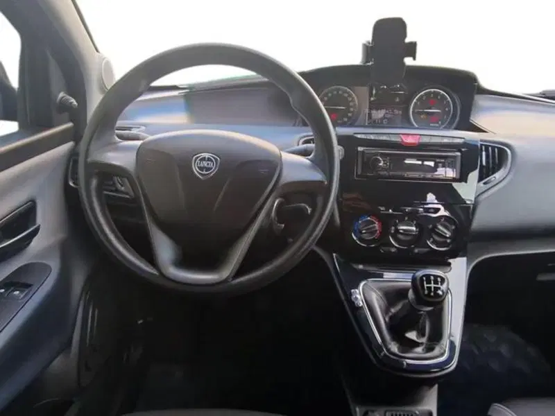 Lancia Ypsilon usata a Salerno (10)