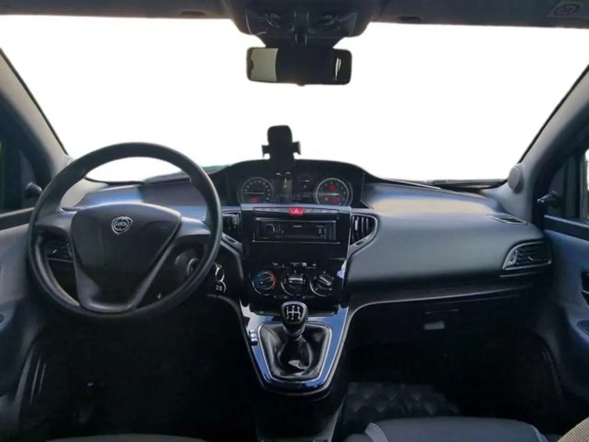 Lancia Ypsilon usata a Salerno (12)