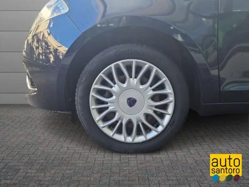 Lancia Ypsilon usata a Salerno (7)