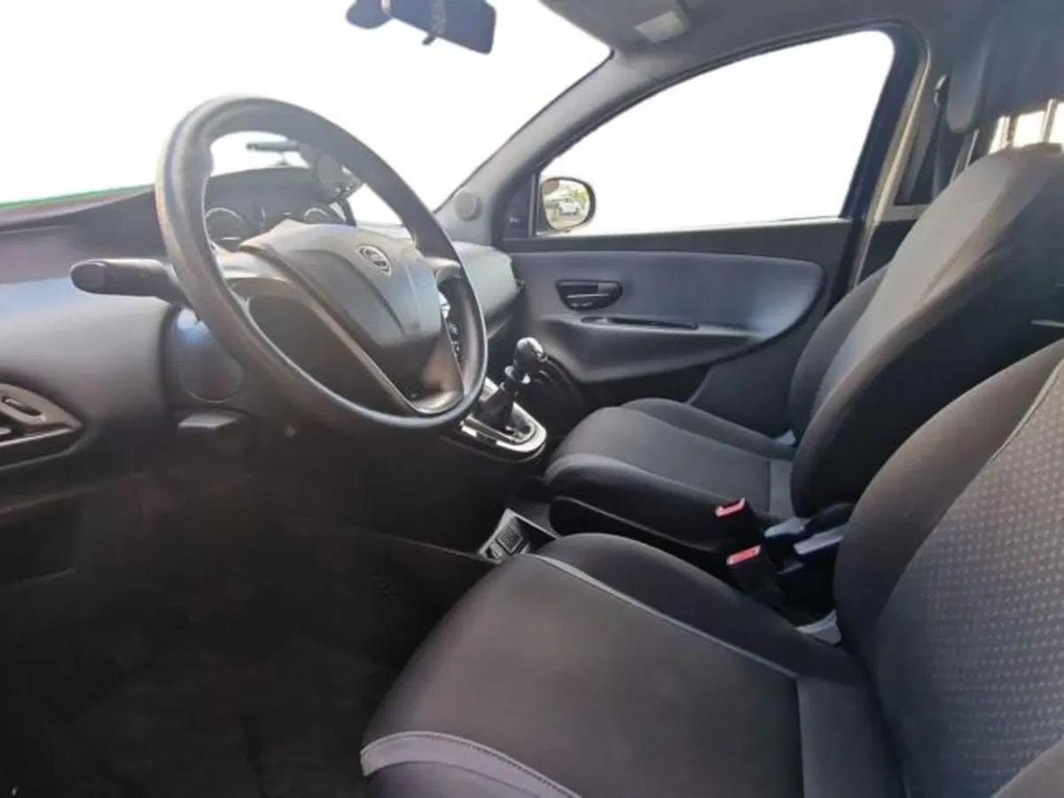 Lancia Ypsilon usata a Salerno (9)