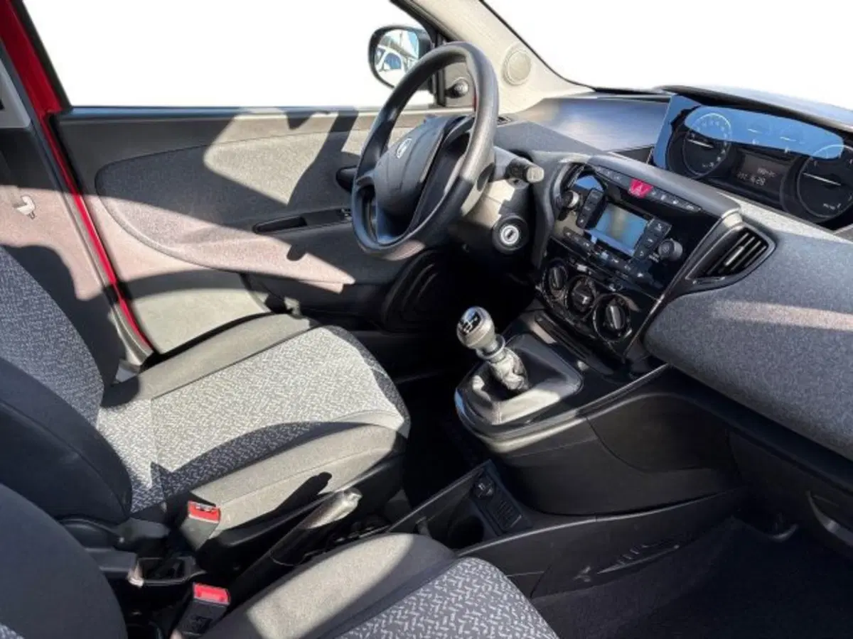 Lancia Ypsilon usata a Roma (15)