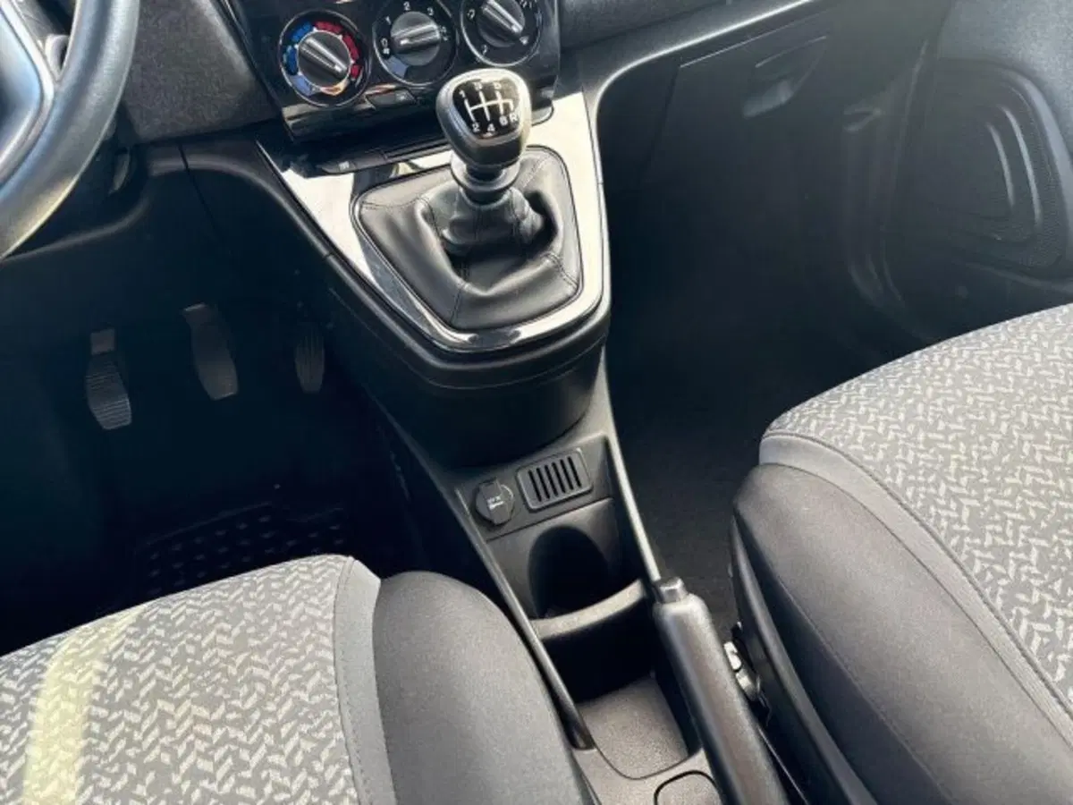 Lancia Ypsilon usata a Roma (16)