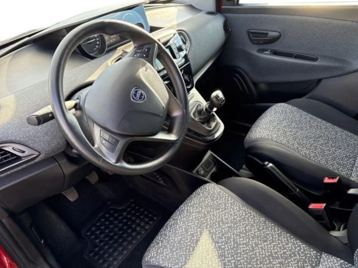 Lancia Ypsilon usata a Roma (7)