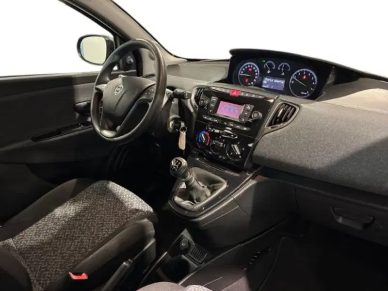 Lancia Ypsilon usata a Ancona (15)