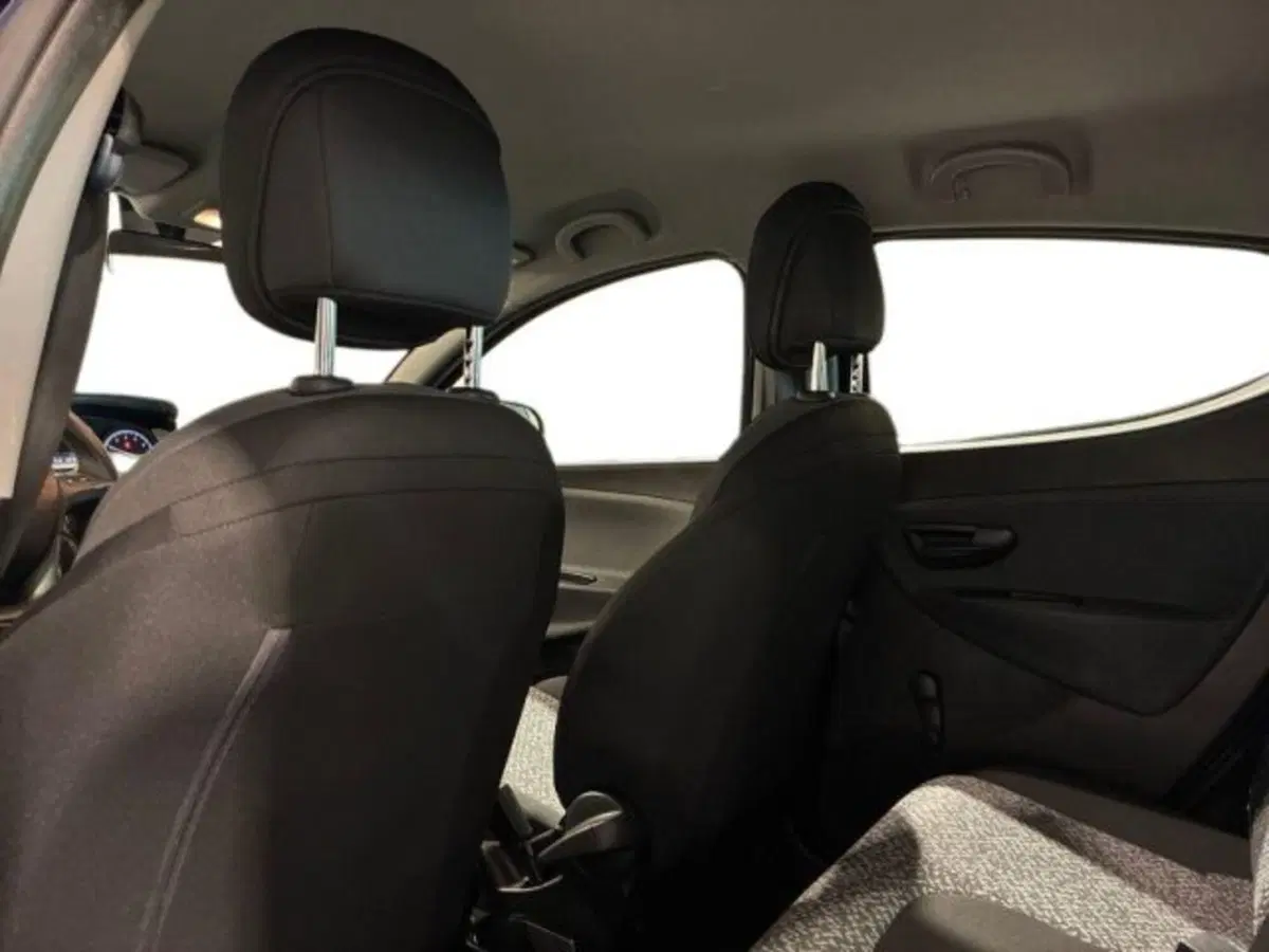 Lancia Ypsilon usata a Ancona (17)