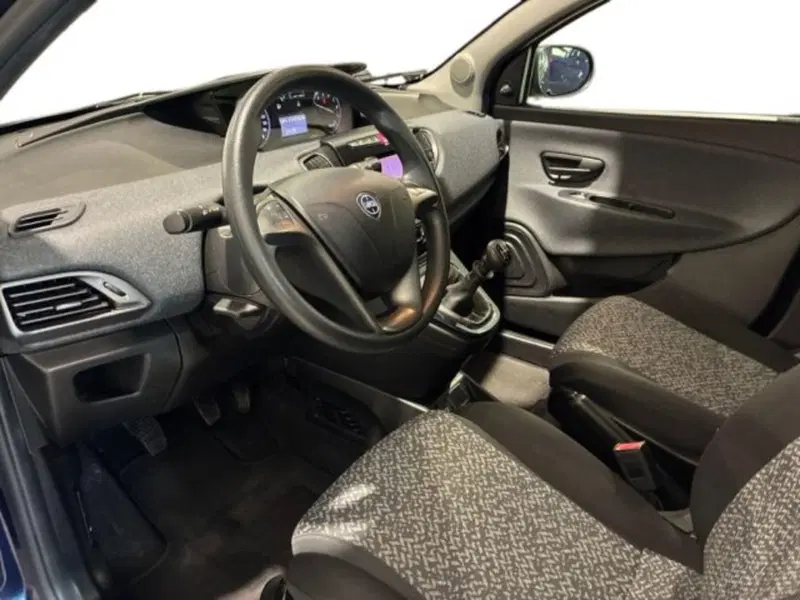 Lancia Ypsilon usata a Ancona (9)
