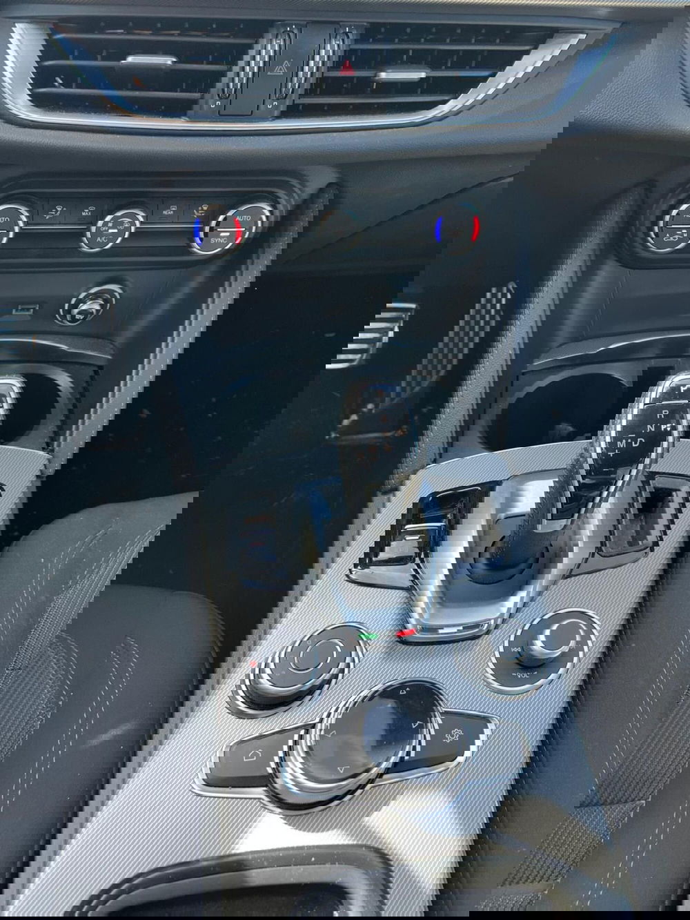 Alfa Romeo Stelvio usata a Milano (19)