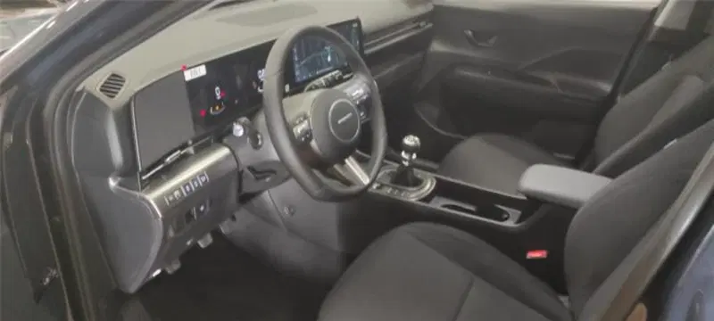 Hyundai Kona nuova a Bari (7)