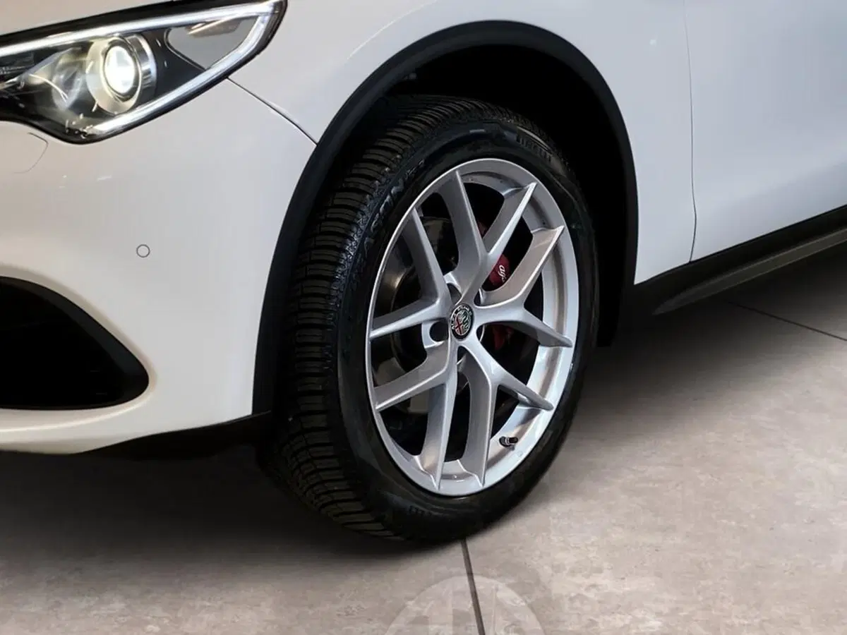 Alfa Romeo Stelvio usata a Torino (15)