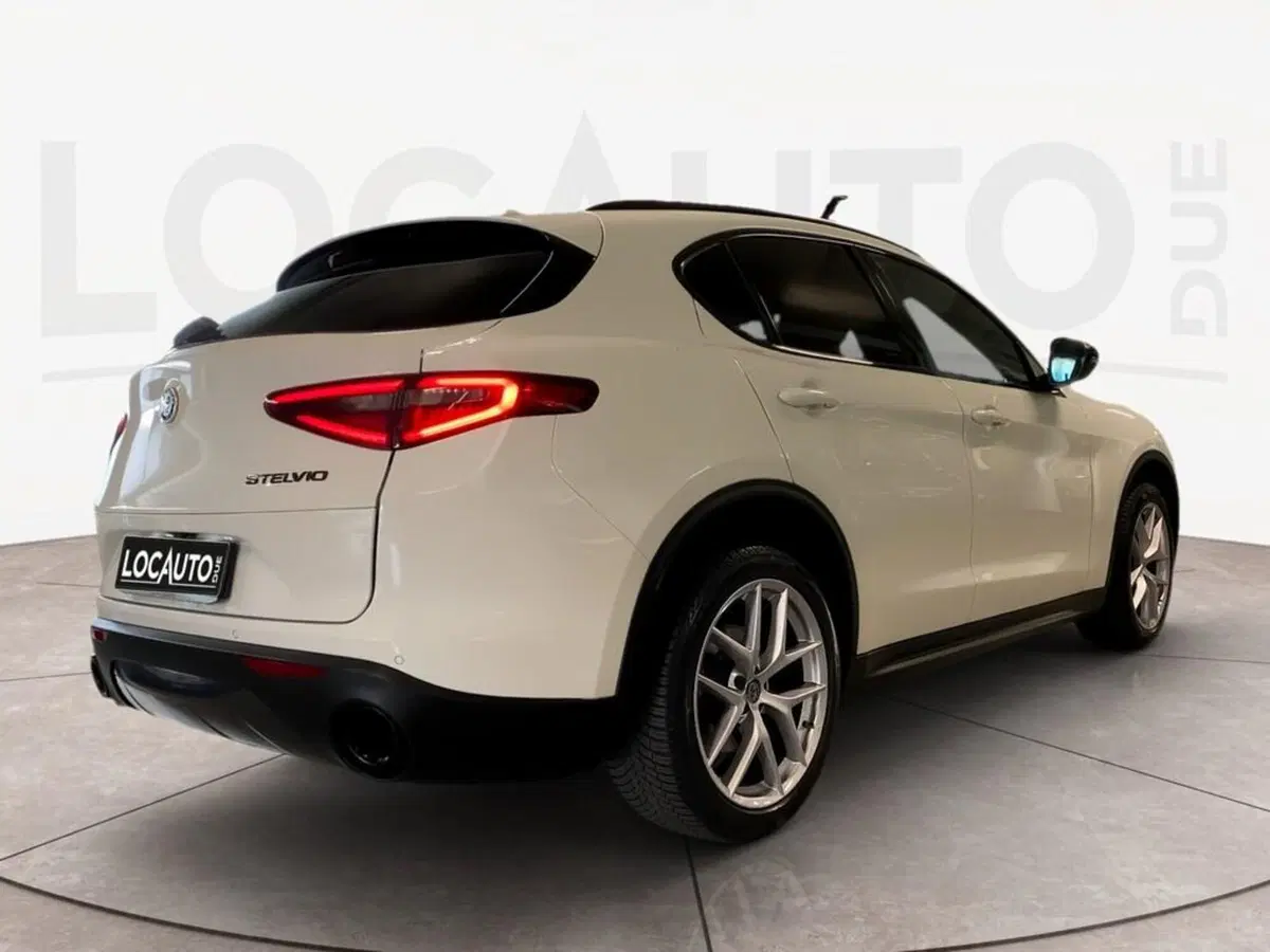 Alfa Romeo Stelvio usata a Torino (4)