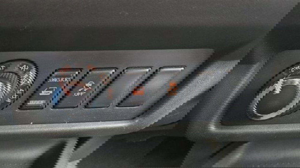 Nissan Navara usata a Lucca (13)