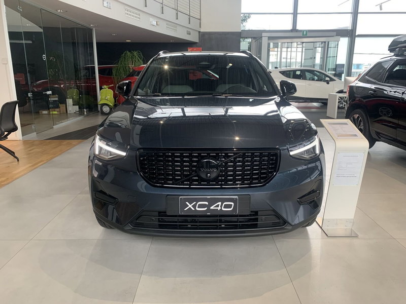 Volvo XC40 nuova a Ferrara (2)
