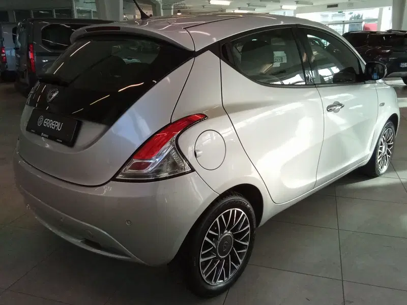 Lancia Ypsilon usata a Rimini (14)