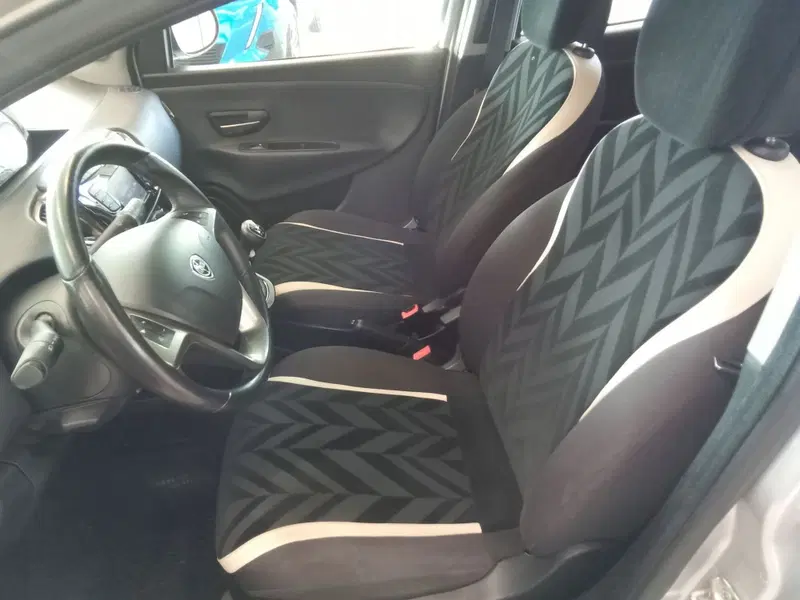 Lancia Ypsilon usata a Rimini (19)