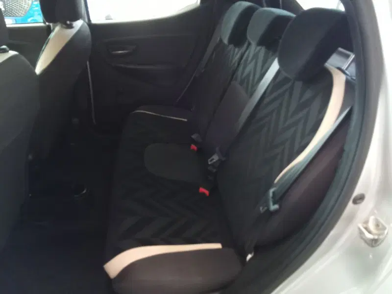 Lancia Ypsilon usata a Rimini (20)