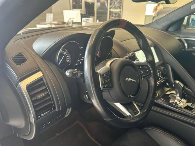 Jaguar F-Type Coupé usata a Lucca (9)