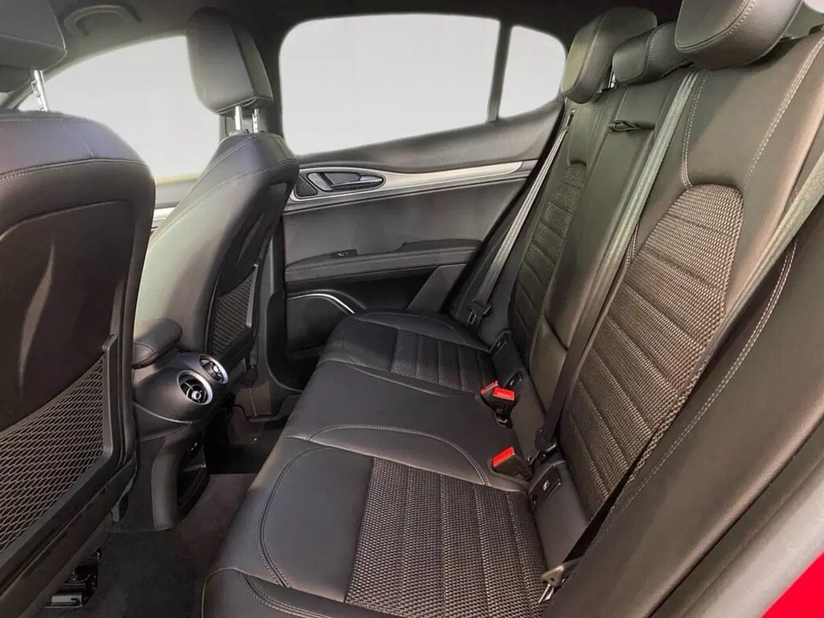 Alfa Romeo Stelvio usata a Torino (8)