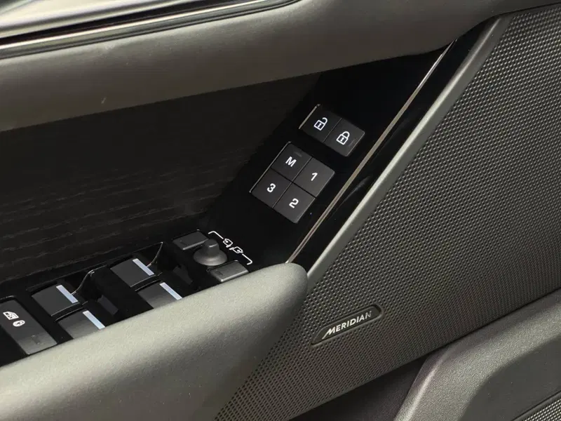 Land Rover Range Rover Velar usata a Savona (13)