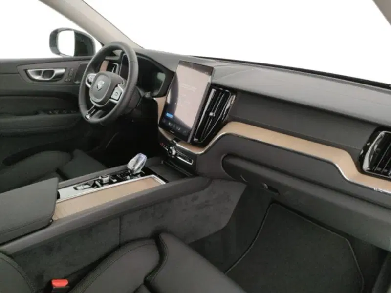 Volvo XC60 nuova a Modena (11)