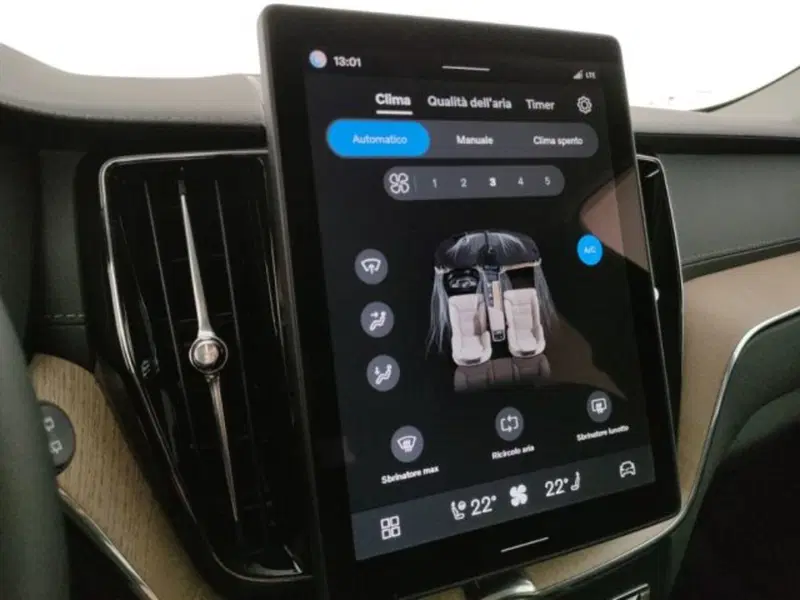 Volvo XC60 nuova a Modena (16)
