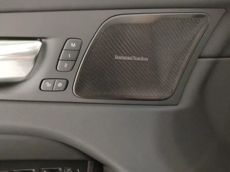 Volvo XC60 nuova a Modena (20)