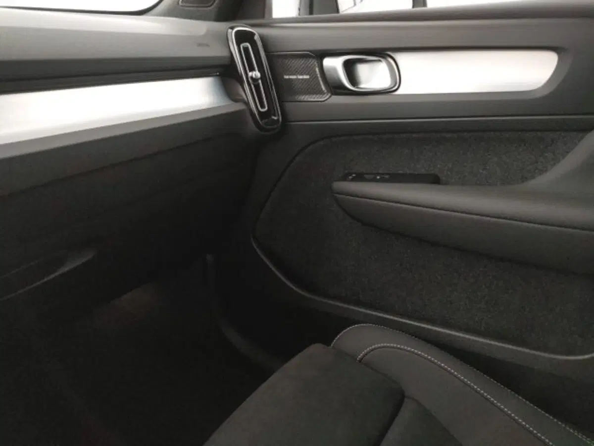 Volvo XC40 nuova a Modena (17)