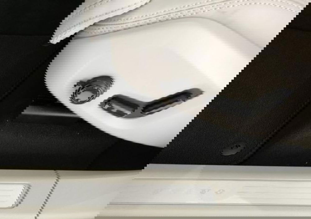 Volvo XC60 nuova a Modena (16)