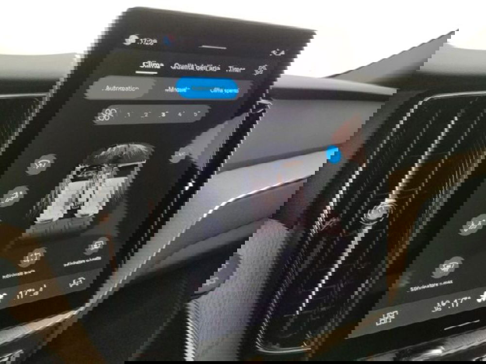 Volvo XC60 nuova a Modena (12)