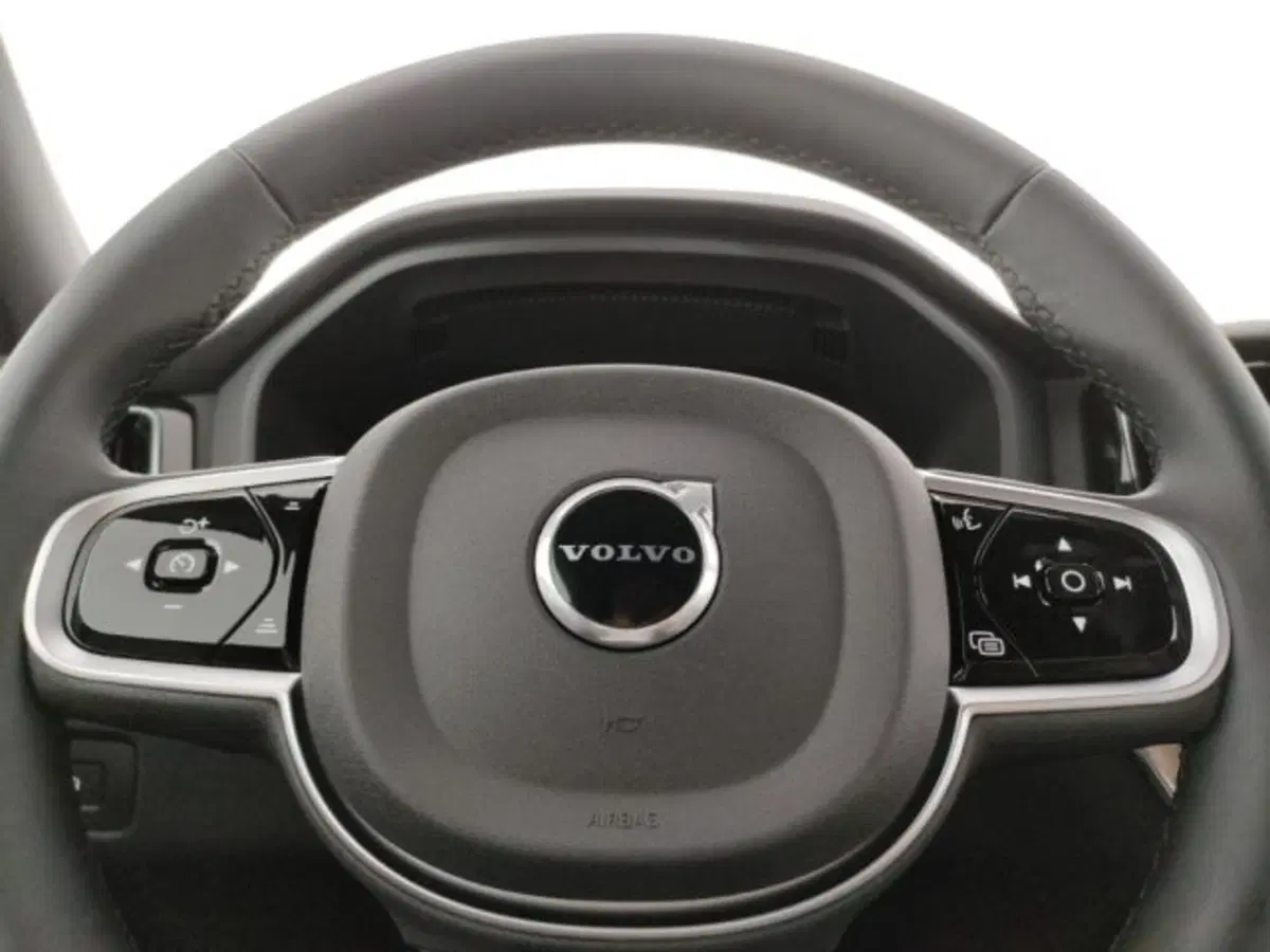 Volvo XC60 nuova a Modena (14)