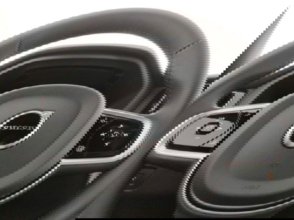 Volvo XC60 nuova a Modena (14)