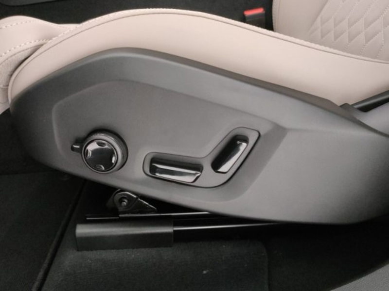 Volvo XC60 nuova a Modena (18)