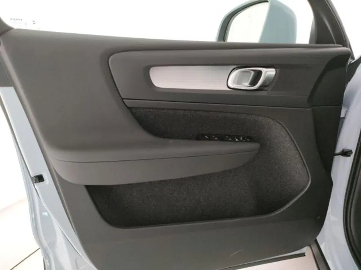 Volvo XC40 nuova a Modena (11)