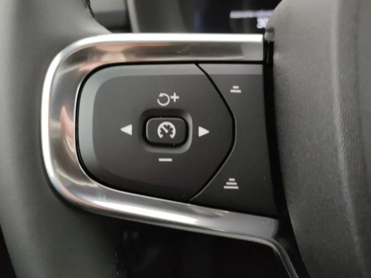 Volvo XC40 nuova a Modena (15)