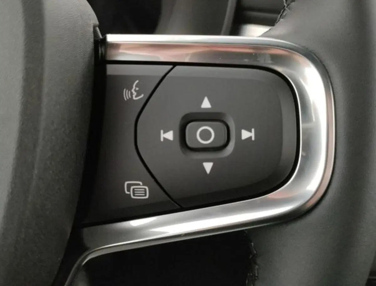 Volvo XC40 nuova a Modena (16)
