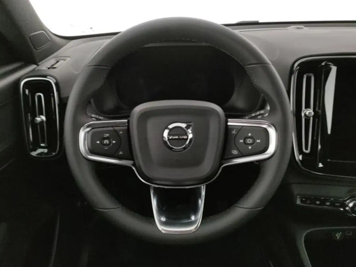 Volvo XC40 nuova a Modena (9)