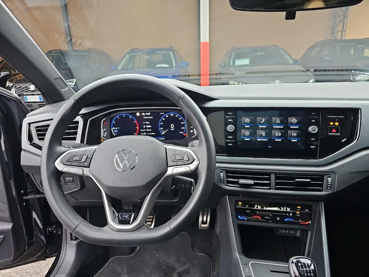 Volkswagen Taigo usata a Lecco (9)