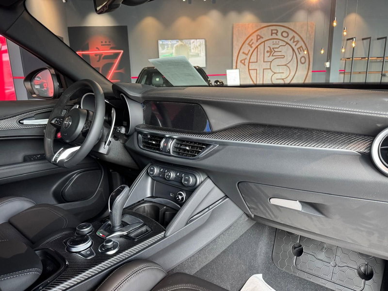 Alfa Romeo Stelvio nuova a Milano (10)