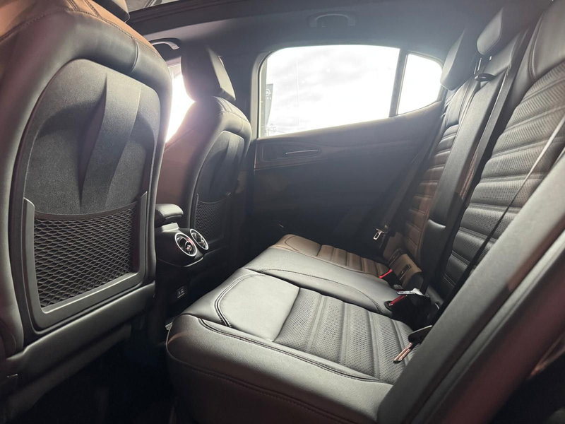 Alfa Romeo Stelvio nuova a Milano (12)
