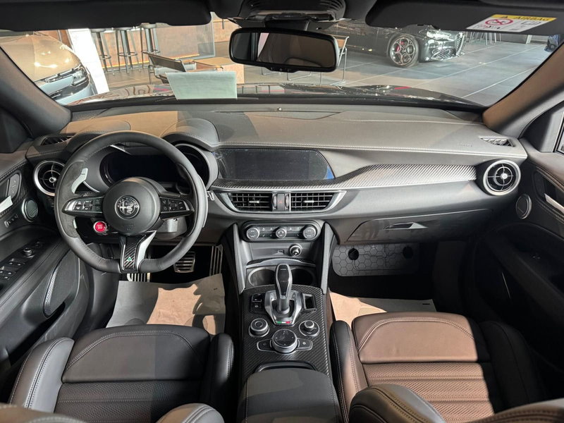 Alfa Romeo Stelvio nuova a Milano (16)