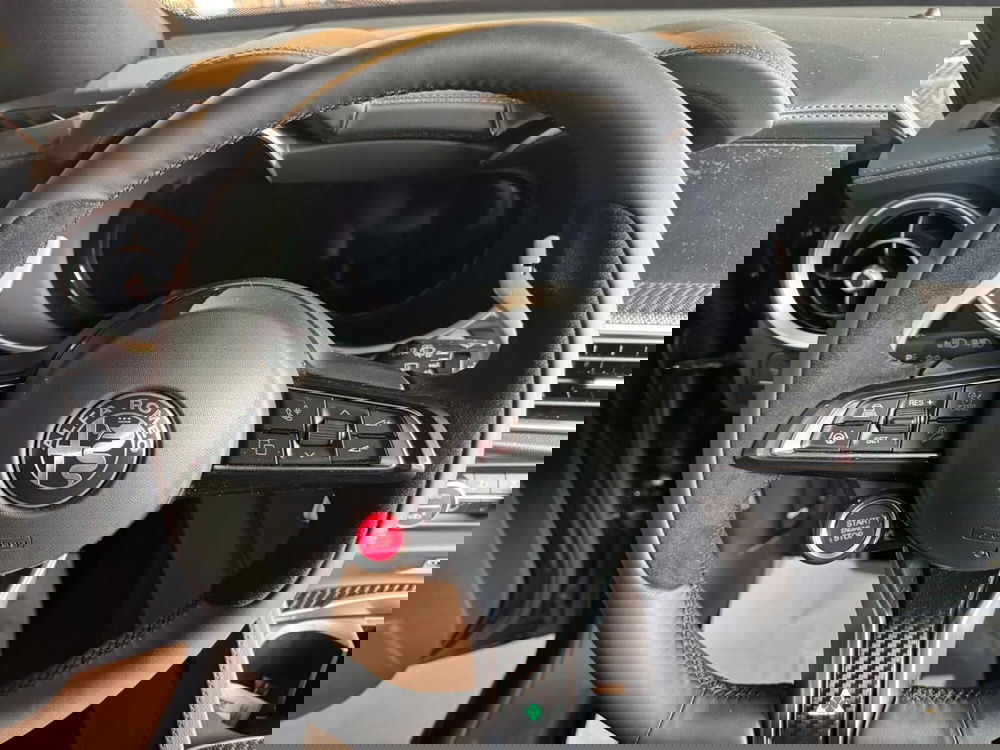 Alfa Romeo Stelvio nuova a Milano (17)