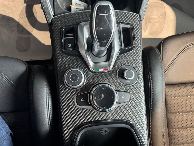 Alfa Romeo Stelvio nuova a Milano (18)