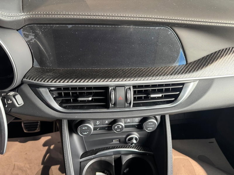 Alfa Romeo Stelvio nuova a Milano (19)