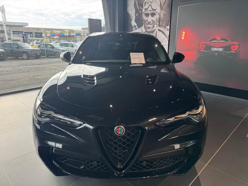 Alfa Romeo Stelvio nuova a Milano (2)