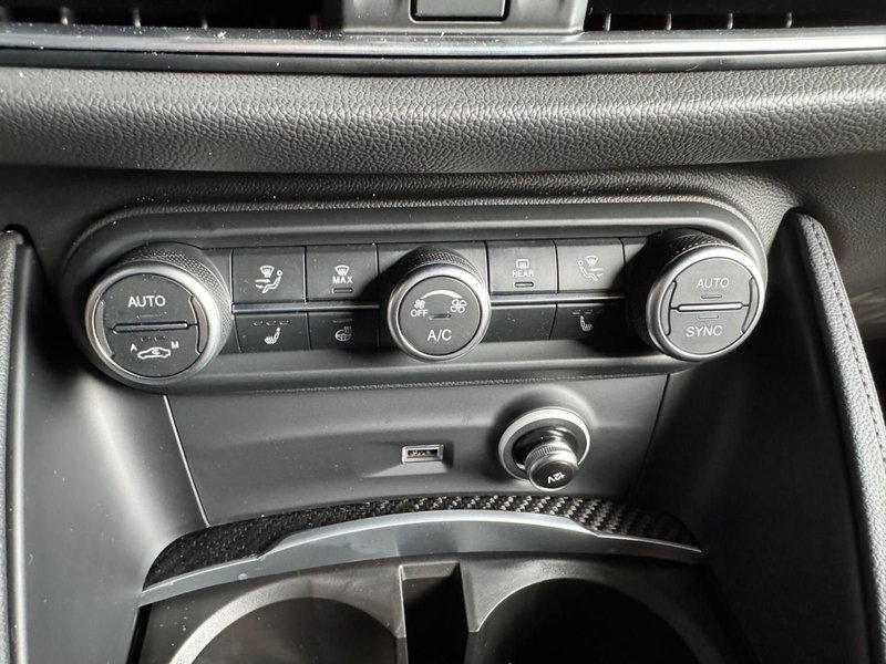 Alfa Romeo Stelvio nuova a Milano (20)
