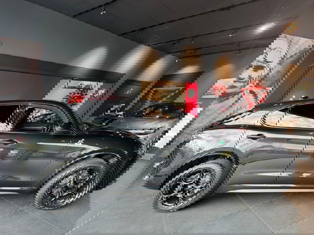 Alfa Romeo Stelvio nuova a Milano (4)