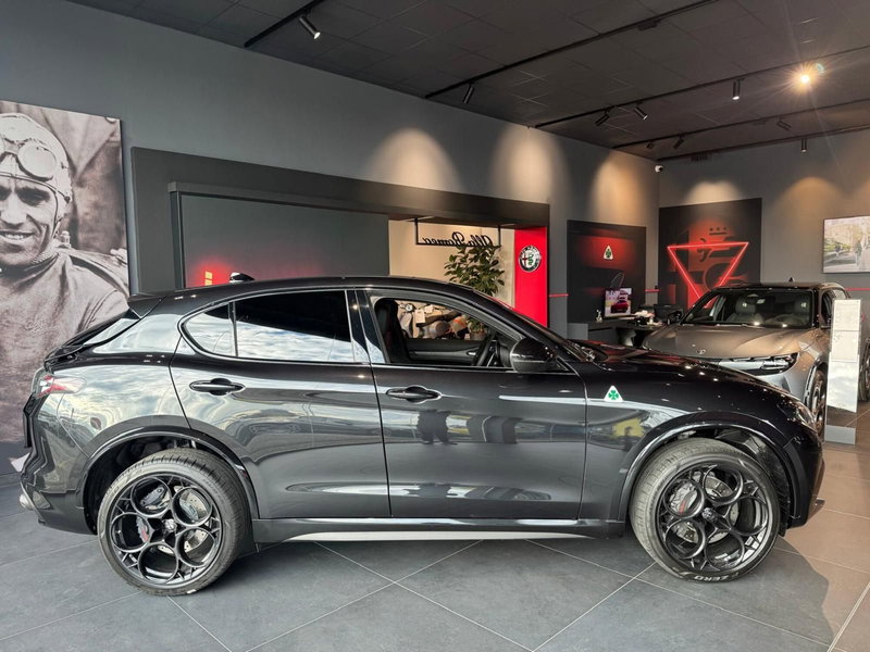 Alfa Romeo Stelvio nuova a Milano (4)