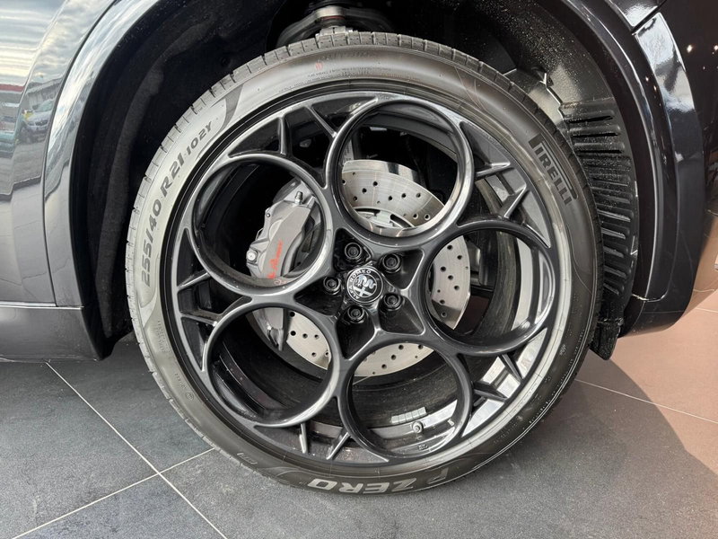 Alfa Romeo Stelvio nuova a Milano (6)